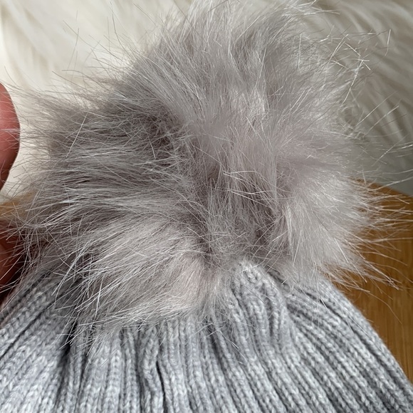 Hat Attack | NWOT Lightweight Ribbed Cuff Beanie / Hat Faux Fur Pom Light Gray - Picture 4 of 5